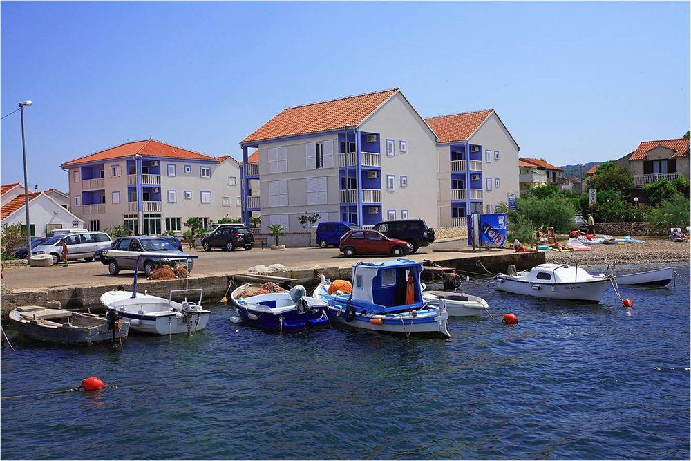 Mirce Aparthotel Marina Gromela מראה חיצוני תמונה
